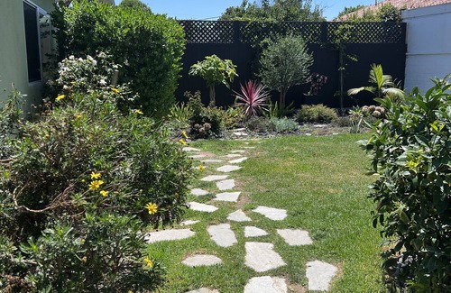 Westchester Apartamento | Bright and Beautiful Studio Guest House with Patio