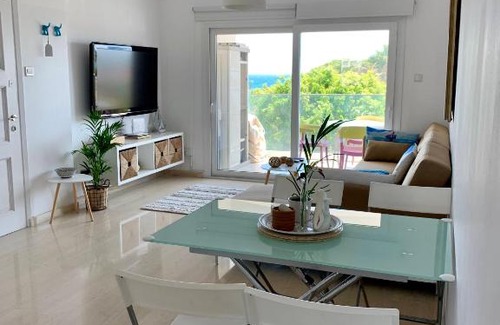 Agios Tychon Apartamento | Bright and Breezy Beachside Apartment