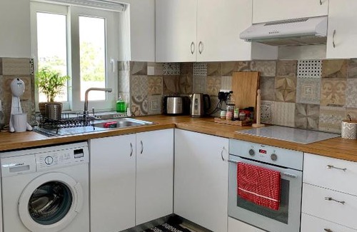 Agios Tychon Apartamento | Bright and Breezy Beachside Apartment