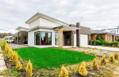 Throsby Casa | Bright and Chic House at Throsby with 4 Bedrooms