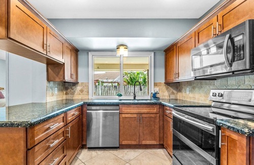 Wellington Casa | Bright and Comfy ~ 5 Star Location ~ Heated Pool