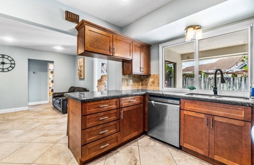 Wellington Casa | Bright and Comfy ~ 5 Star Location ~ Heated Pool