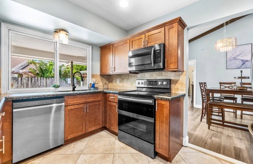 Wellington Casa | Bright and Comfy ~ 5 Star Location ~ Heated Pool