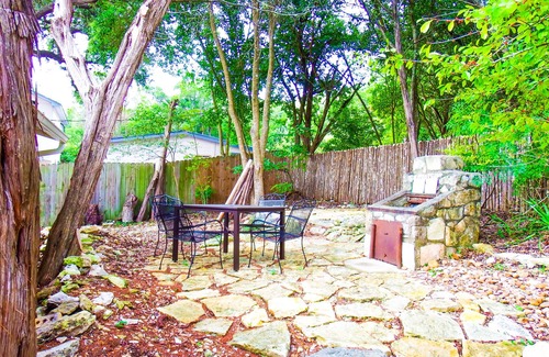 Kerrville Cabaña | Casa luminosa y cómoda en el vecindario ecléctico y antiguo de campamentos metodistas