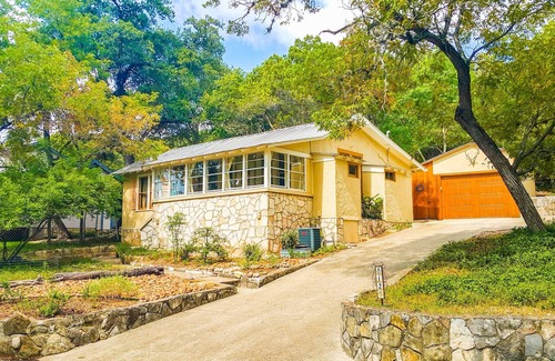 Kerrville Cabaña | Casa luminosa y cómoda en el vecindario ecléctico y antiguo de campamentos metodistas