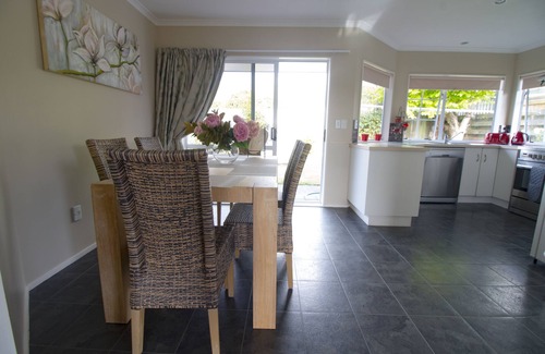 Nukuhau Casa | Bright and cosy holiday home away from home in Taupo.