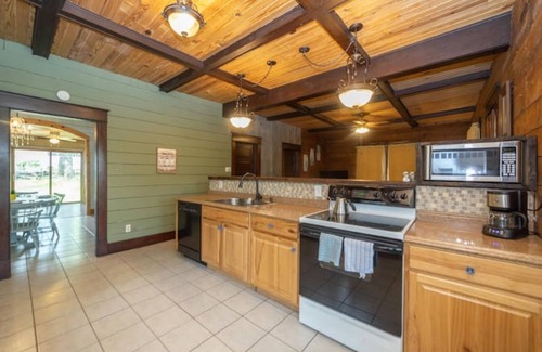 Harrison Cabaña | Bright and Cozy 2 Bedroom Cottage w/ Amenities