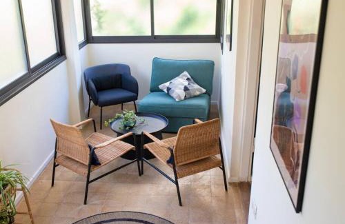 Ra'ananna Apartamento | Bright and Cozy Bauhaus Gem