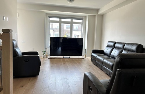 Whitby Casa | Bright and elegant home - your home away from home