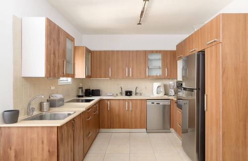 Netanya Apartamento | Bright and Fresh Family Home near Beach by FeelHome