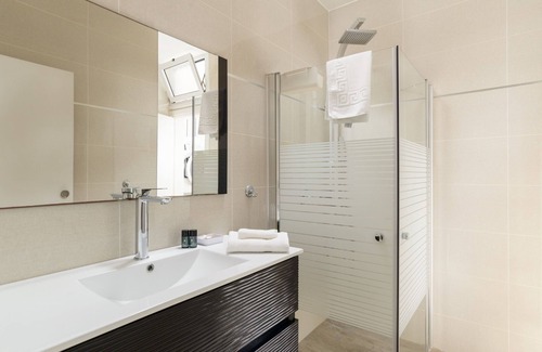 Netanya Apartamento | Bright and Fresh Family Home near Beach by FeelHome
