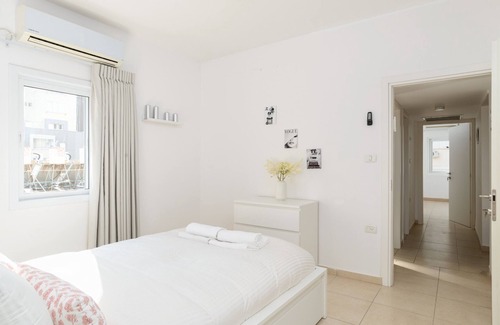 Netanya Apartamento | Bright and Fresh Family Home near Beach by FeelHome
