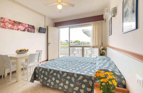Lignano Sabbiadoro Apartamento | Bright and functional studio with sea view