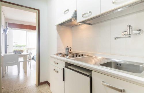 Lignano Sabbiadoro Apartamento | Bright and functional studio with sea view