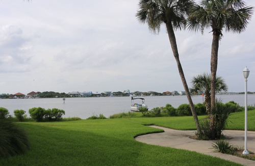 Villa Sabine Condominio | Bright and Fun Beach Themed Condo - On Little Sabine Bay
