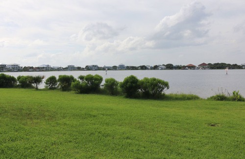 Villa Sabine Condominio | Bright and Fun Beach Themed Condo - On Little Sabine Bay
