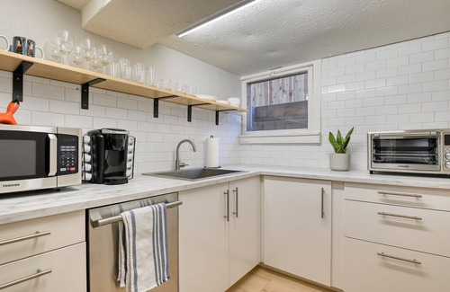 Old North End Apartamento | Bright and Inviting Space- Great Location!