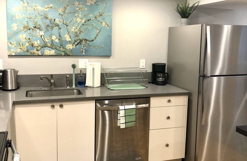 Piedmont Apartamento | Bright and modern basement apartment in a great neighborhood