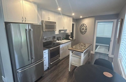 Kamloops Casa | Bright and Modern Daylight Suit. Pet Friendly