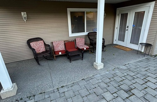 Kamloops Casa | Bright and Modern Daylight Suit. Pet Friendly