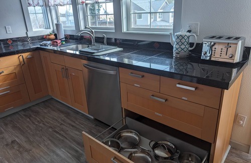 West Salem Casa | Bright and Open Home-Jetted Tub in Primary Suite