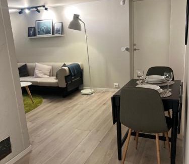 Kirkenes Apartamento | Bright and pleasant basement apartment near downtown, Lys og trivelig kjellerleilighet i sentrumsnært