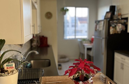 Sawtelle Condominio | Bright and quiet LA condo on the top floor.