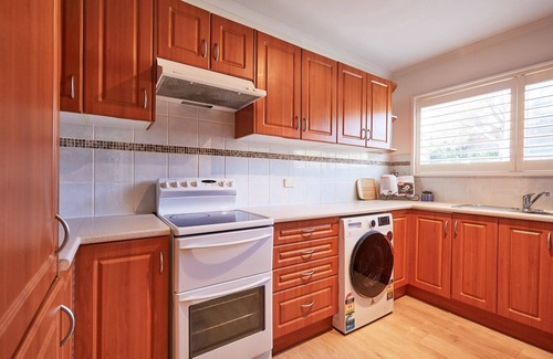 Frenchs Forest Apartamento | Brillante y espaciosa casa familiar con cubierta frondosa