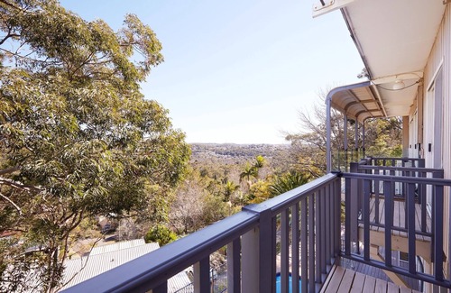 Frenchs Forest Apartamento | Brillante y espaciosa casa familiar con cubierta frondosa