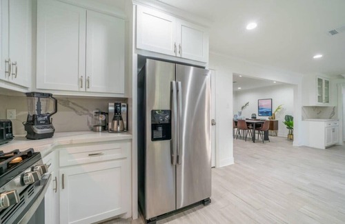 Jersey Village Casa | Bright and Spacious Home for w Pool -over 30 Nights-