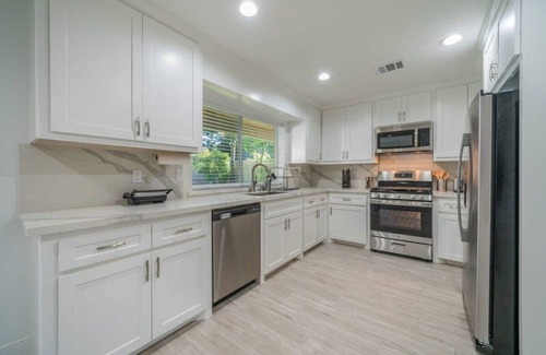 Jersey Village Casa | Bright and Spacious Home for w Pool -over 30 Nights-