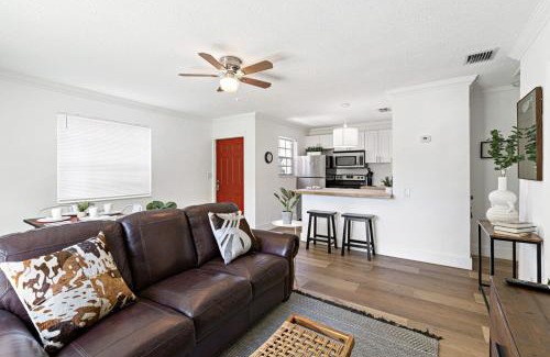 Sailboat Bend Casa | Bright and Spacious 2 BR Apartment