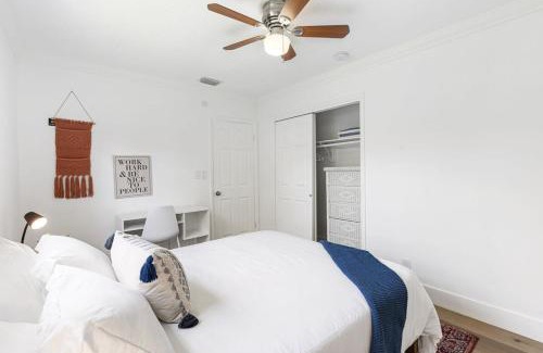 Sailboat Bend Casa | Bright and Spacious 2 BR Apartment