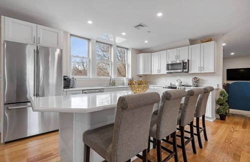 Worcester Condominio | Bright and Spacious 2BR/2BATH Condo with Parking