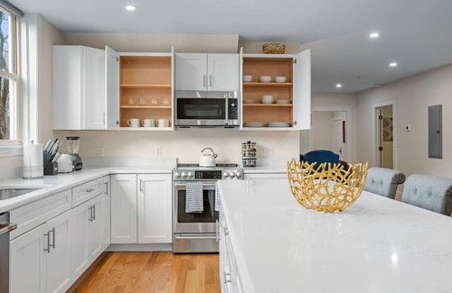 Worcester Condominio | Bright and Spacious 2BR/2BATH Condo with Parking