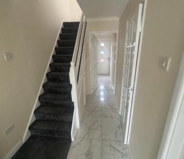 Tea Green Apartamento | Bright and spacious home within walking distance to Luton Airport and amenities