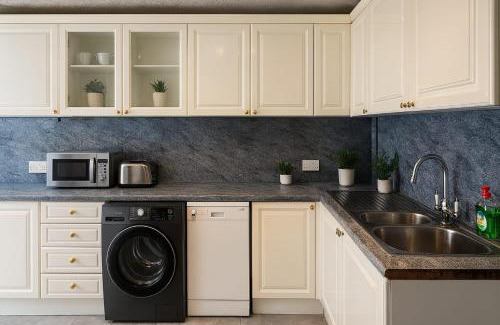 Tea Green Apartamento | Bright and spacious home within walking distance to Luton Airport and amenities