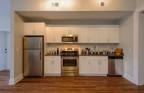 Midtown Apartamento | Bright and Spacious Midtown Getaway with King Bed