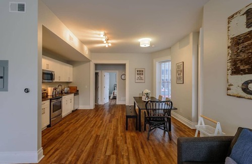 Midtown Apartamento | Bright and Spacious Midtown Getaway with King Bed