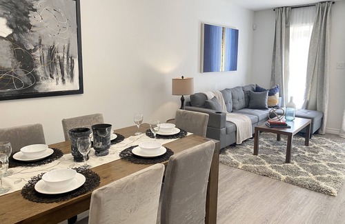 Kitchener Casa | Bright and Spacious Townhome In Family Neighbourhood