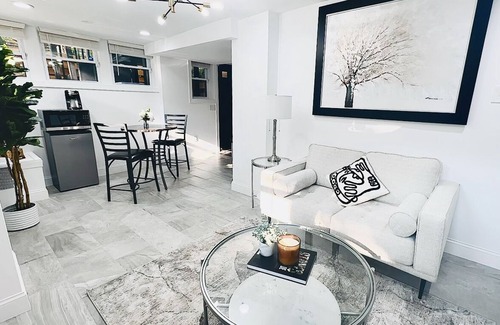 Fairlawn Casa | Bright and Spacious Bottom Unit!