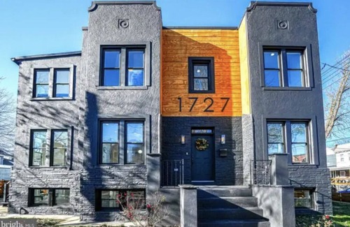 Fairlawn Casa | Bright and Spacious Bottom Unit!
