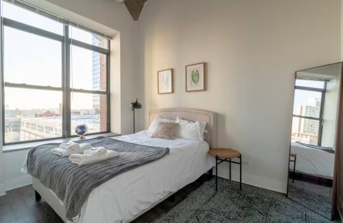 Near South Side Apartamento | Bright and Stylish 2BR Suite on Michigan Ave Near Grant Park, Museum Campus and Lakefront