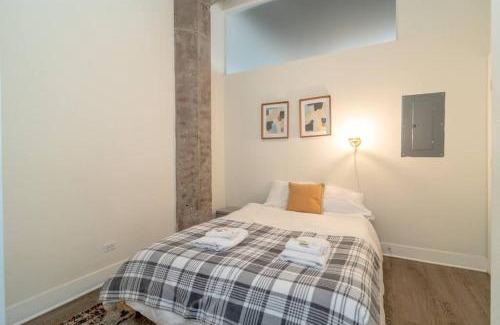Near South Side Apartamento | Bright and Stylish 2BR Suite on Michigan Ave Near Grant Park, Museum Campus and Lakefront