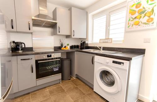 Holbrooks Casa | Bright and Stylish 3-bed House - Families and Contractors - Near Coventry Arena and M6