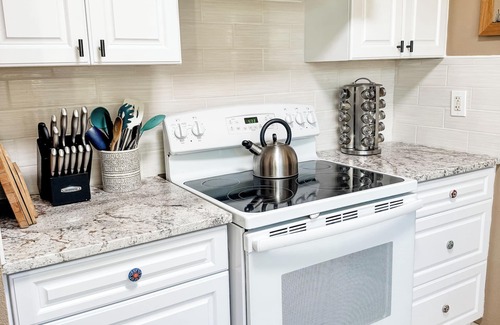 Southside Casa | Bright and Sunny Casa Christina-Pet Friendly-Has A/C