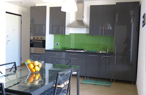 Pozzallo Apartamento | Pozzallo soleado apartamento por encima de la más hermosa costa céntrica