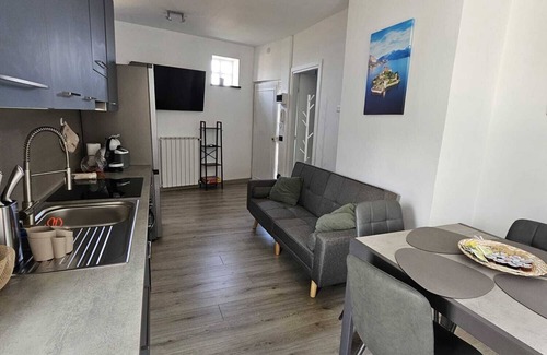 Meina Apartamento | Bright apartment overlooking Lake Maggiore in the center of the village of Meina