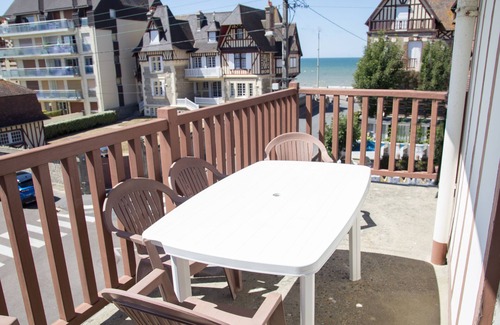 Cabourg Apartamento | Bright apartment, partial sea view, 2 balconies, beach less than 50m away, center of Cabourg