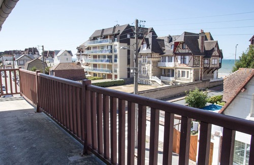 Cabourg Apartamento | Bright apartment, partial sea view, 2 balconies, beach less than 50m away, center of Cabourg